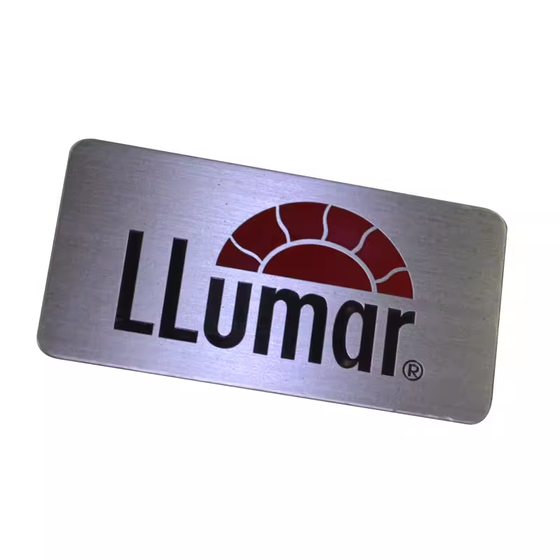 Perfume Decant Sample - Pelat aluminium โลหะโลโก้ที่กำหนดเองพร้อมกาวด้านหลังที่แข็งแกร่งแบรนด์ส่วนบุคคลสำหรับกล่องของขวัญขวดน้ำหอมป้ายโลหะไวน์3D แบบโค้ง